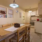 Guesthost - W Parking And Veranda Appartement